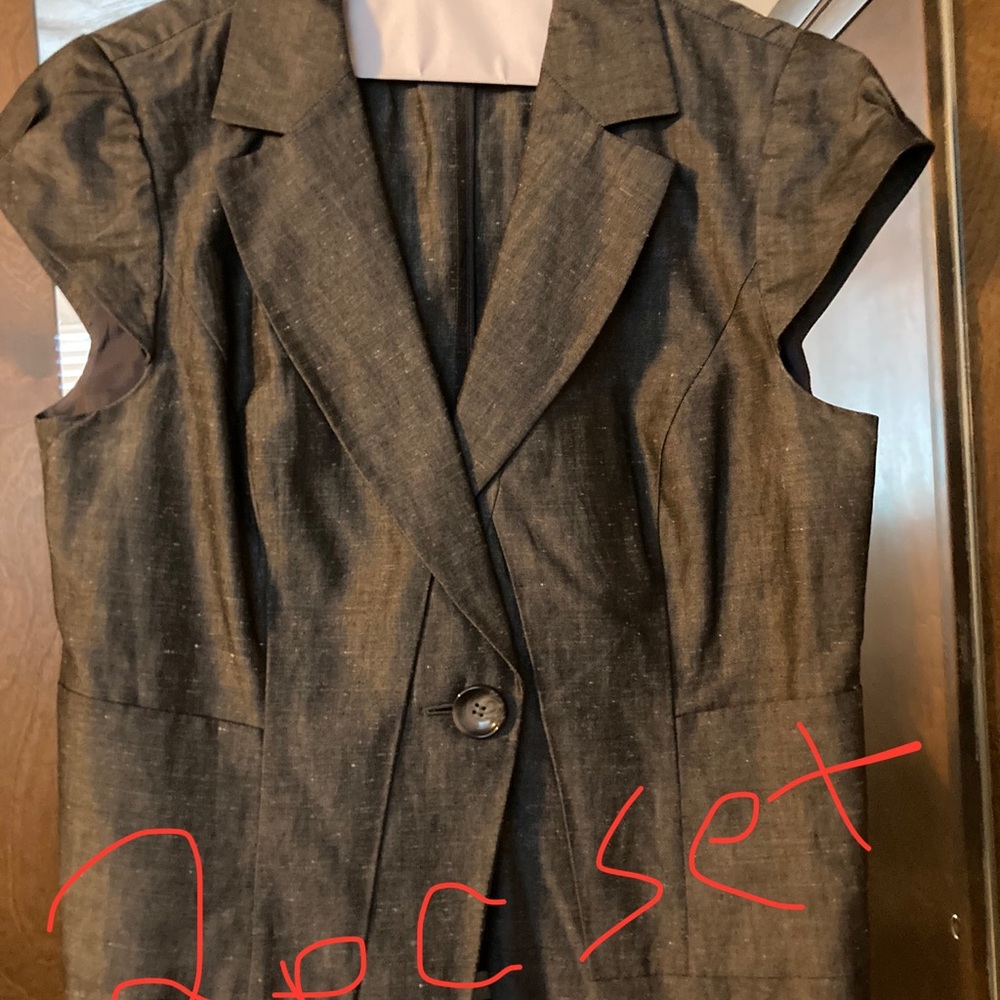 Grey short sleeve jacket, pencil skirt and tie belt, business professional